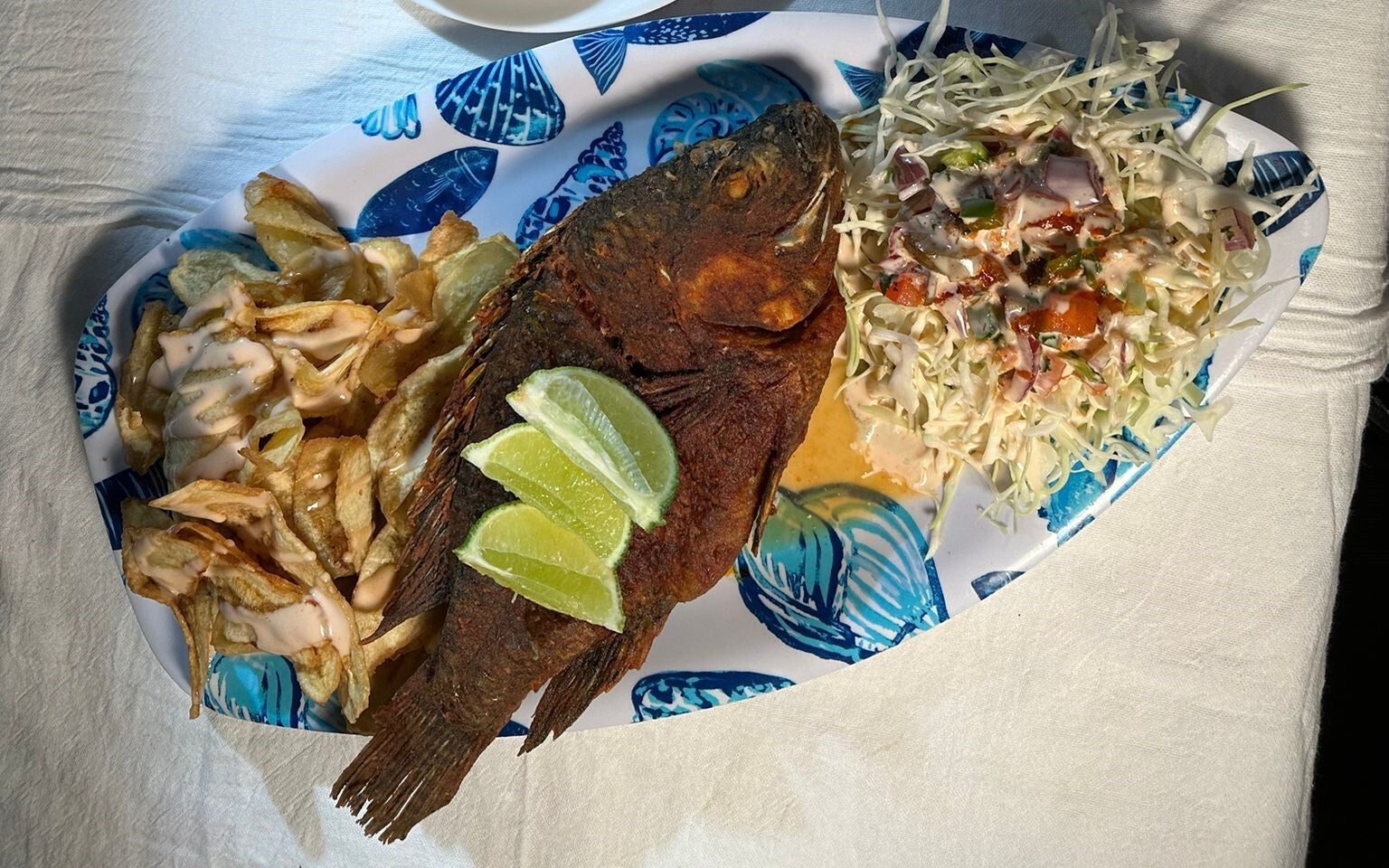 Mojarra Frita con tajadas ensalada