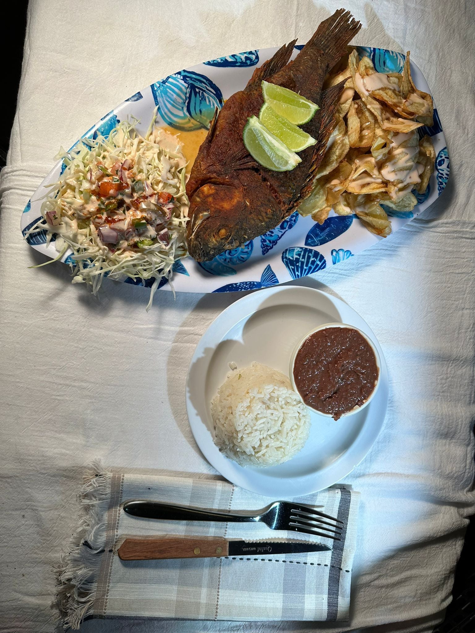Mojarra con arroz, frijoles, tajadas y ensalada