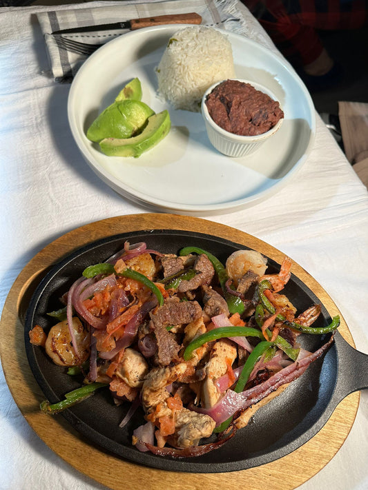 Fajitas de camarón, pollo y res